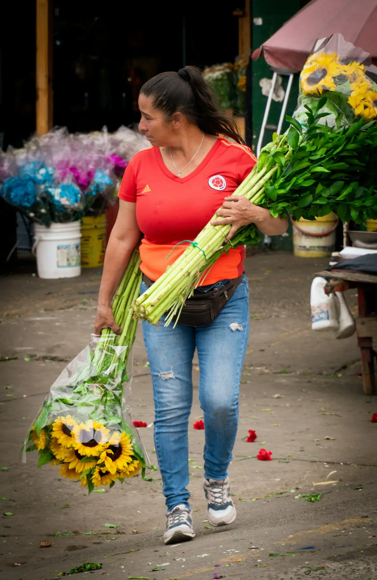 Vendedora de flores en un mercado de Medellín