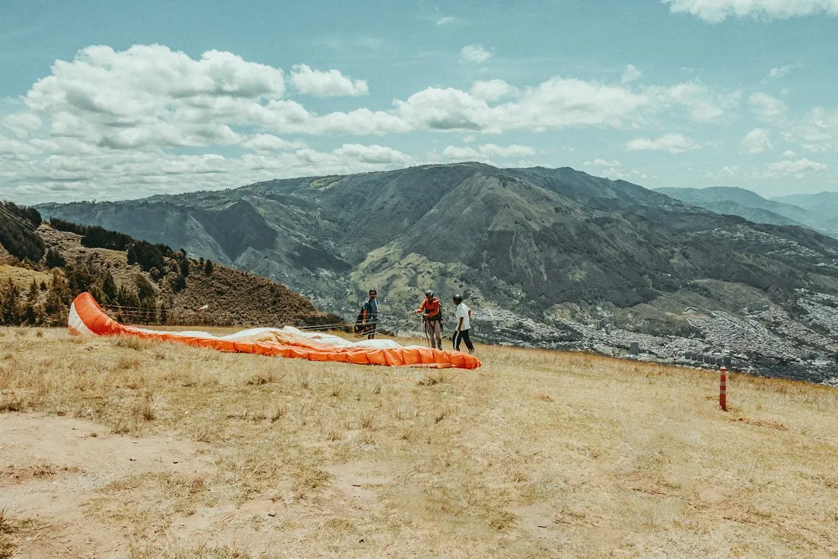 Parapentes listos para despegar sobre Medellín